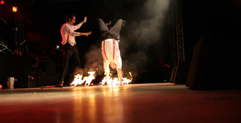 Handstand über Feuer