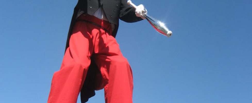 stelzenläufer mit Jonglage