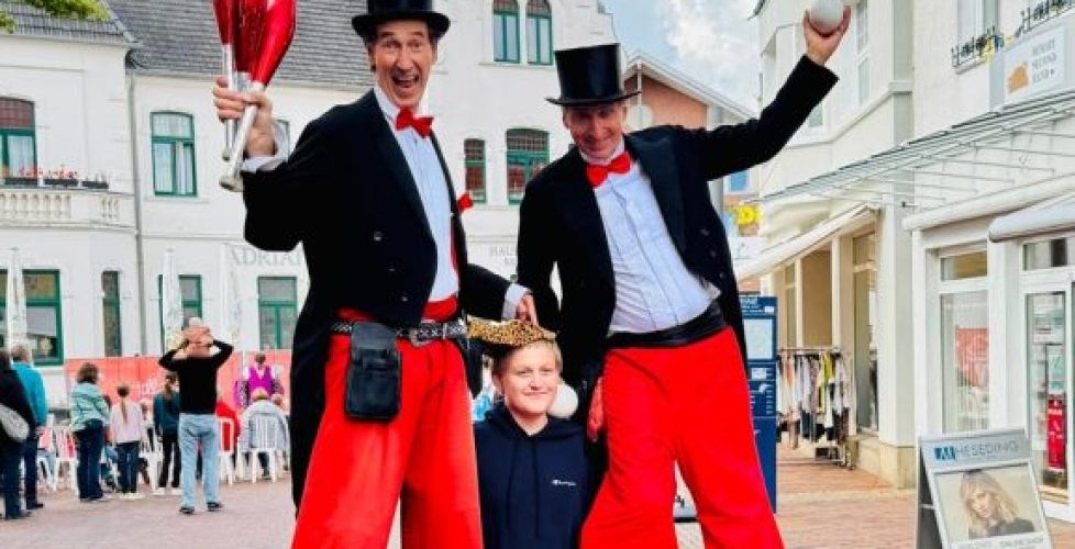 Gentlemen auf stelzen
