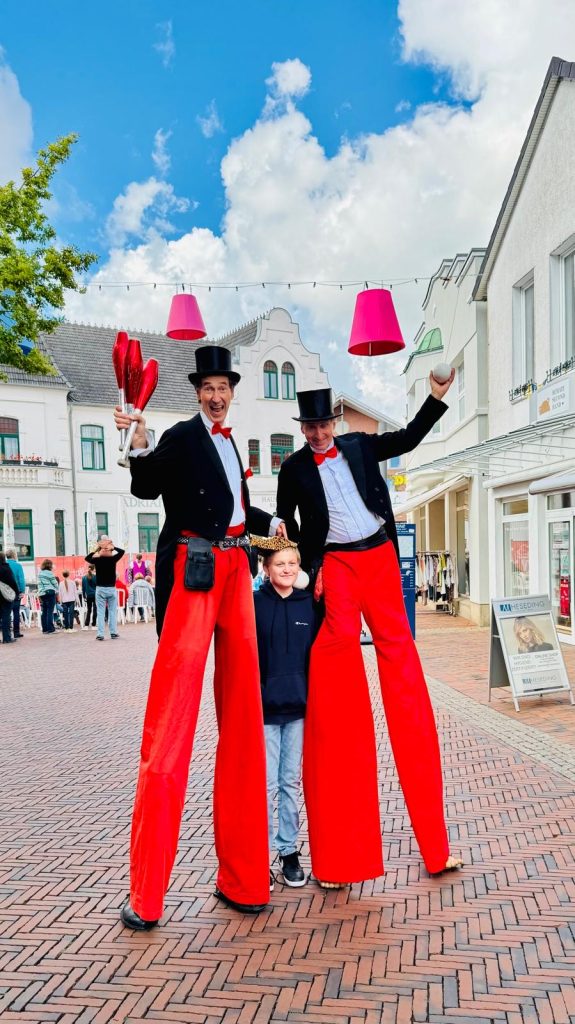 Gentlemen auf stelzen